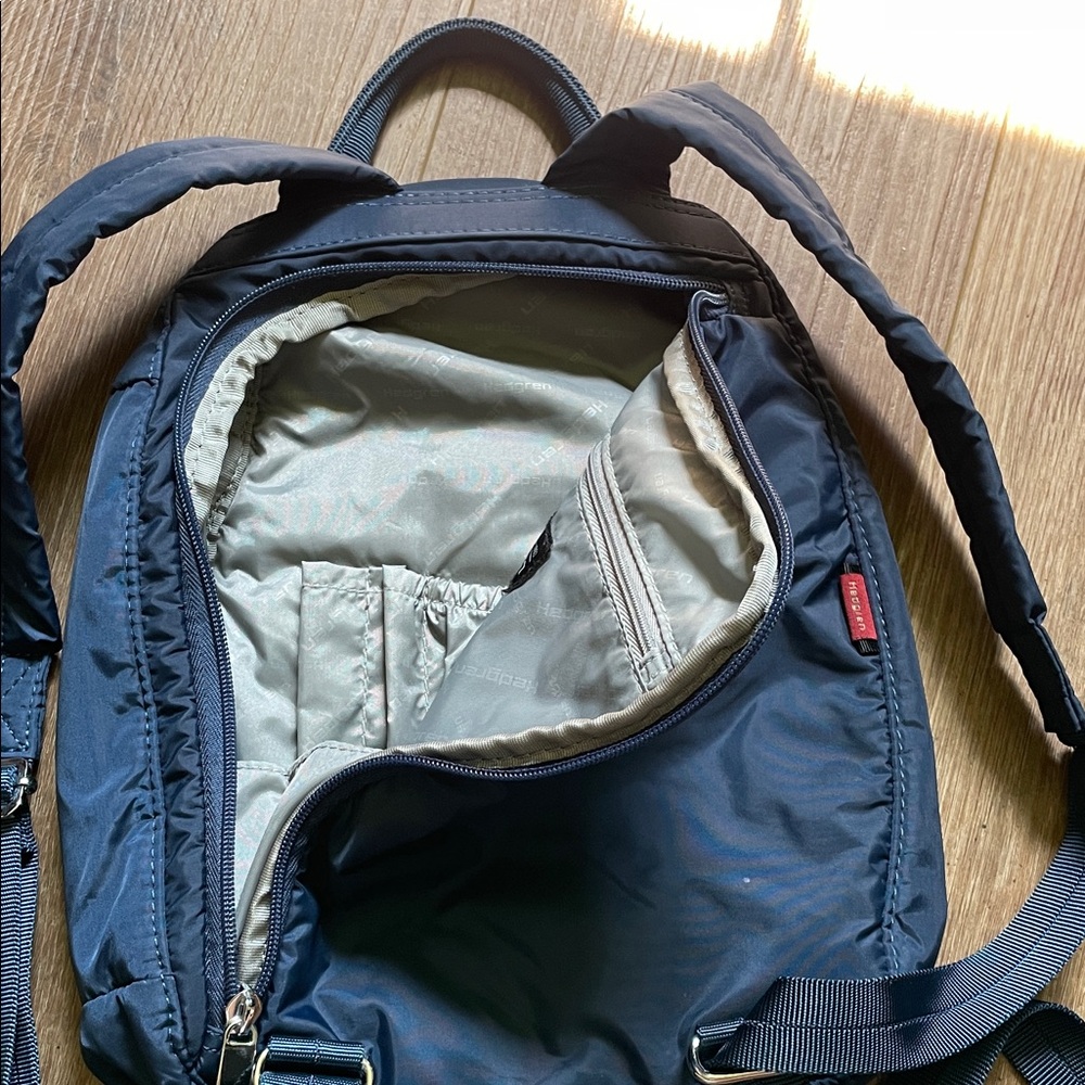 Small Vogue Water Repellent RFID Backpack - Hedgren - Picture 3 of 7
